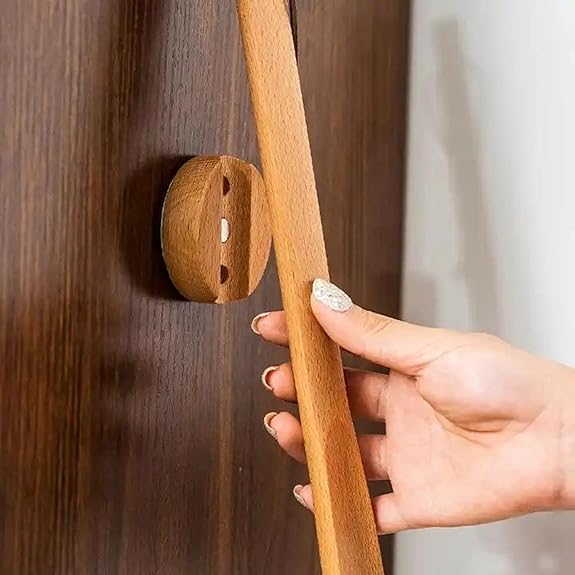 Skohorn i bokträ med magnetiskt väggfäste – lång modell 50 / 75 cm