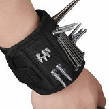 Magnetiskt handledsband på handleden med skruvar och spik