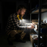 Nacklampa som lyser upp arbetsytan nära kroppen