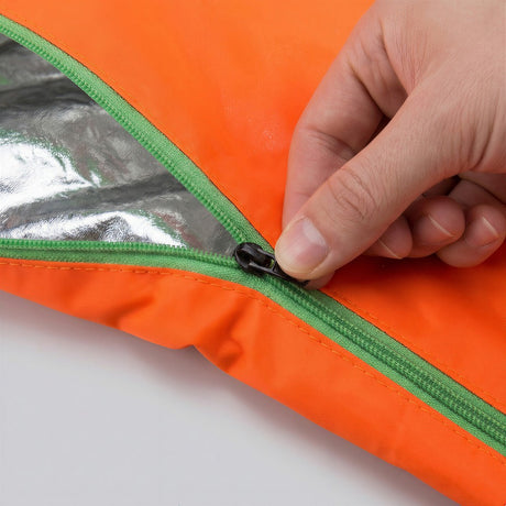 Detalj av bivacksäckens dragkedja och aluminiumfilm