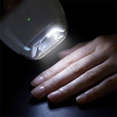 Elektrisk nagelfil baby / nageltrimmer – skonsam nagelvård hemma – 3 hastigheter, LED-ljus - sparklar.se