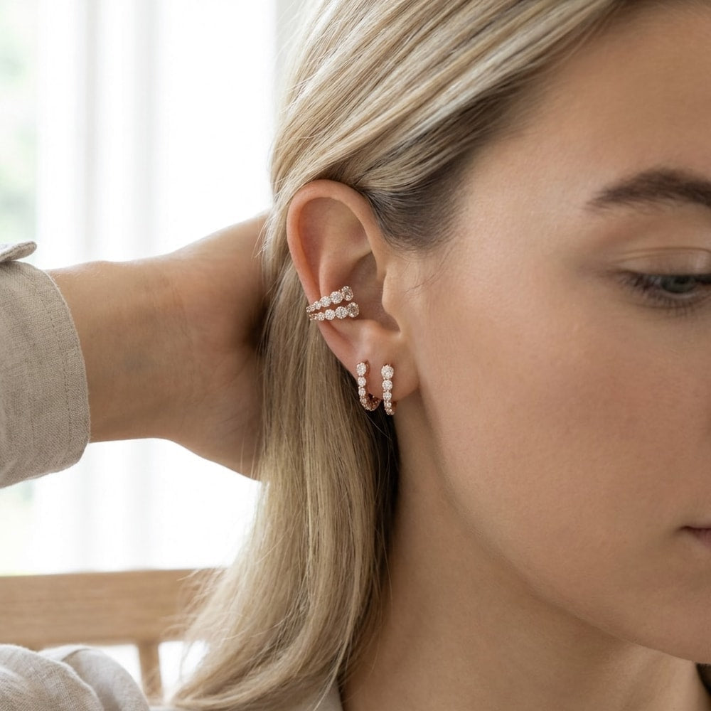 Ear cuff / öronklämma – hålfri användning – nickelfri, guld- eller silverpläterad yta, strass - sparklar.se