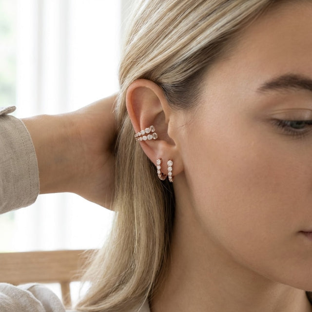 Ear cuff / öronklämma – hålfri användning – nickelfri, guld- eller silverpläterad yta, strass - sparklar.se