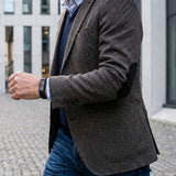 Ett svart armband bärs till vardags