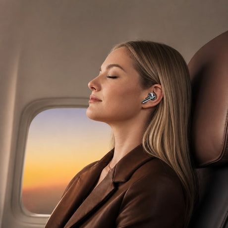 Svarta in-ear-hörlurar används under en flygresa