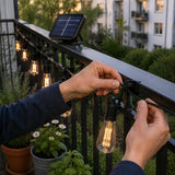 Ljusslinga fästs vid ett balkongräcke med solpanelen placerad ovanpå