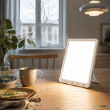 Vit LED-lampa på ett bord i hemmiljö