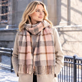 Rosa rutig scarf buren utomhus
